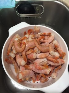 Large shrimp defrosting before they're cooked
