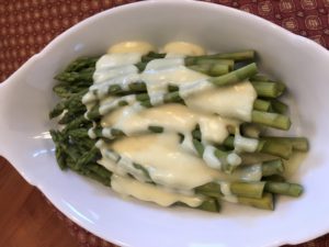 Asparagus with hollandaise sauce